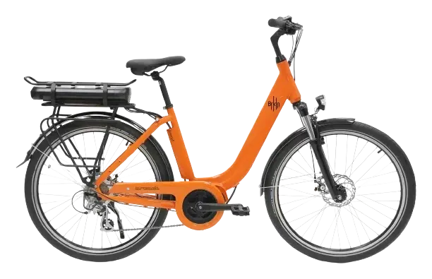 Vélo à assistance électrique orange des Frères Complices, batterie sur porte-bagages